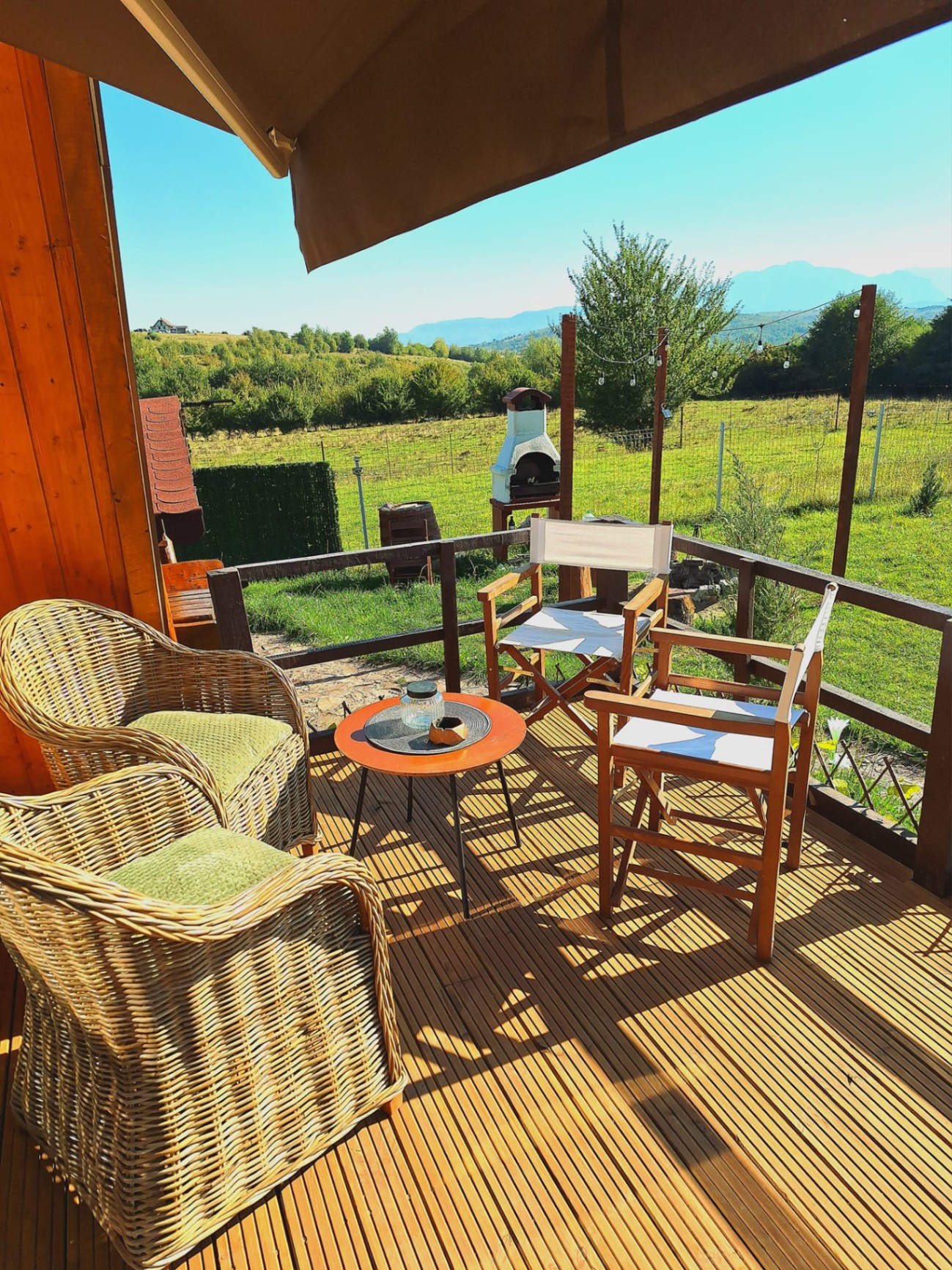 Dimineți cu cafeaua pe terasă